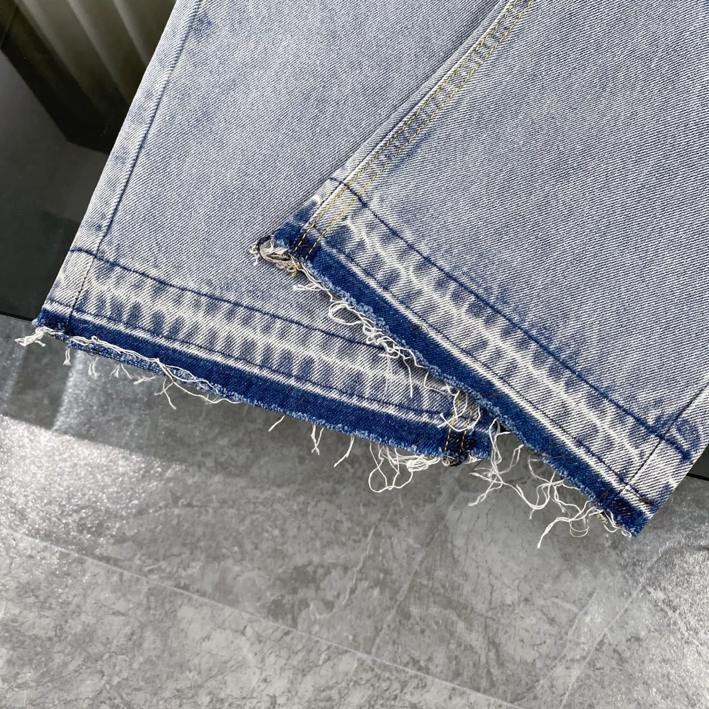 P230 chrome hearts Mattyboy same style black cross patch leather frayed jeans vi Top heavy industry fashionable design] Consistent high street luxury style creation. Speaking of this style, the Zangyin family and GU family are definitely the leading representative brands. Especially the Zangyin family has really achieved a state-of-the-art effect in creating high street style. The unique washed material is used to create this style. The color system is quite eye-catching. After it is decorated with patchwork cross flowers, it cleverly highlights the charm of the brand. Secondly, this style uses classic The classic high-waist cutting design highlights the long legs and fashionable temperament of the upper body. The brand is highly recognizable and the slim fit configuration is more suitable for daily wear. It is a product that interprets personality, fashion, and specifications at a glance. This single product is enough to make any fan excited. It can be a white T-shirt for youthful preppy style, or a tight suspender for lady style. It has strong matching ability and can be easily controlled by men.  [Materials and craftsmanship] Needless to say, this point goes without saying. As an excellent craftsman brand, Zangyin’s requirements for details and craftsmanship are really perfect. The washed color of this model has gone through so many processes, not to mention the embellishment of denim appliques. It is also purely hand-made and sewn. Just like what they believe in, only hand-made things have soul and have the meaning of wear. A top-notch heavy-duty fashionable denim item, I look forward to your perfect interpretation! !  Size:28-36